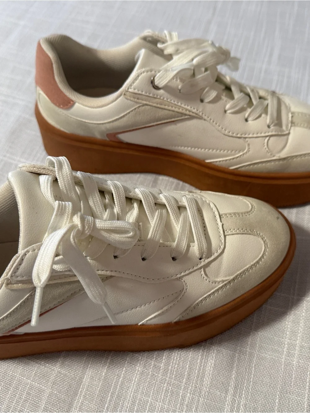 CUCCOO White Low Top Lace Up Sneakers Tan Platform Sole Pink Heel Cushioned